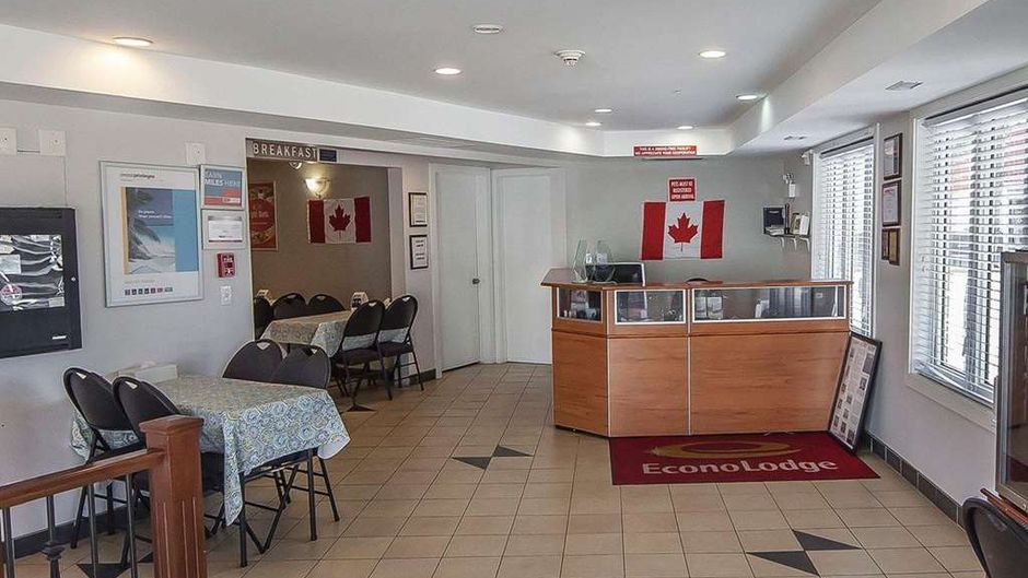 Econo Lodge and Suites Drumheller Lobby