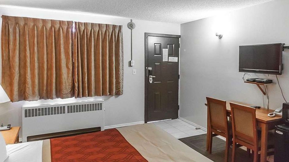 Econo Lodge and Suites Drumheller Room