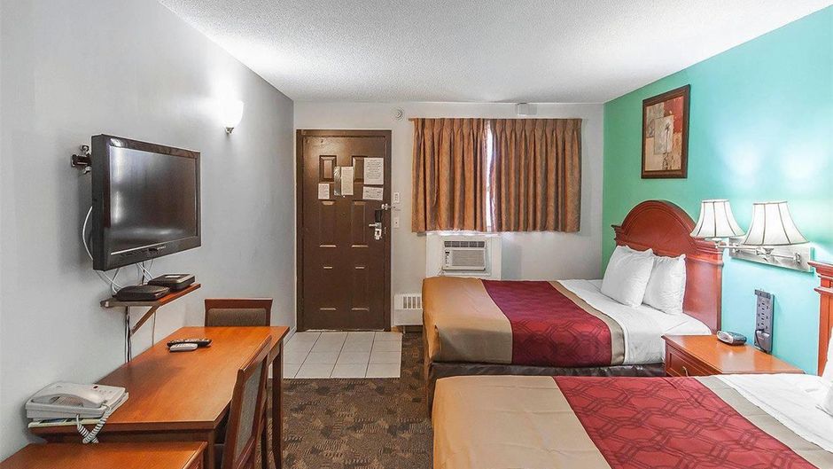 Econo Lodge and Suites Drumheller Room