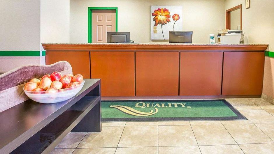 Quality Inn & Suites Lethbridge Lobby