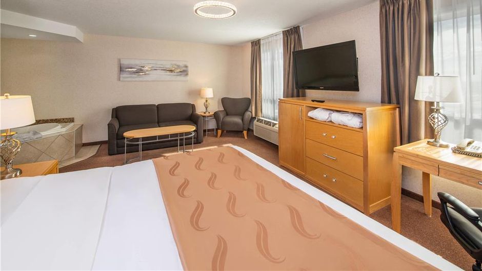 Quality Inn & Suites Lethbridge Suite