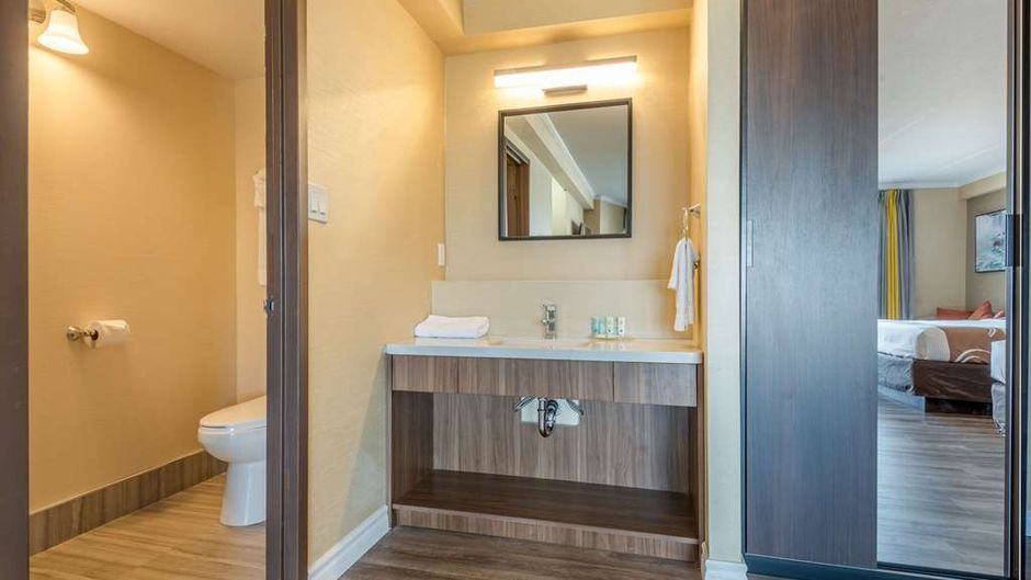 Quality Inn and Suites Suite