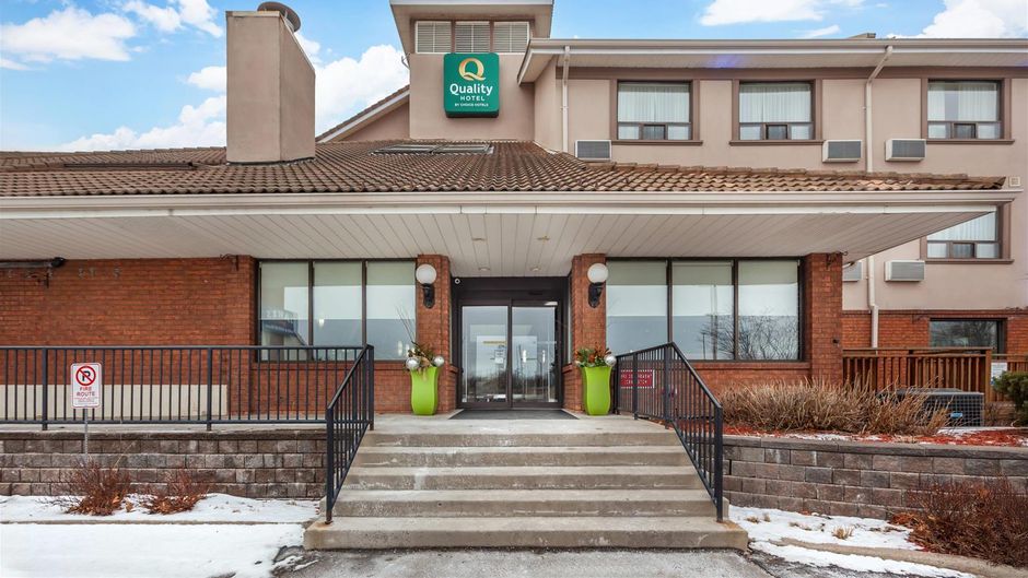Quality Hotel Burlington Exterior