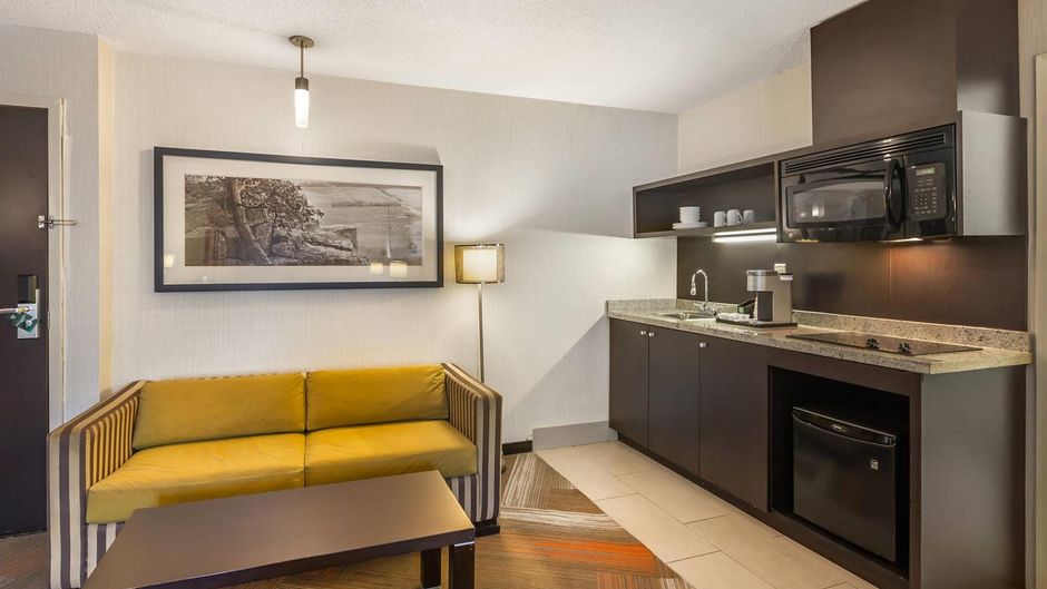 Quality Hotel Burlington Suite