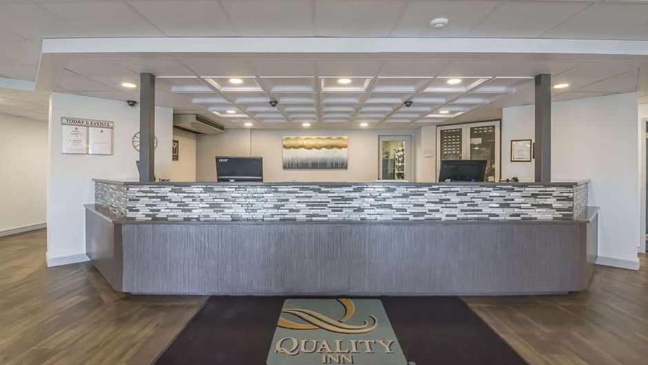 Quality Inn West Edmonton Lobby
