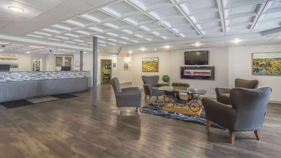 Quality Inn West Edmonton Lobby