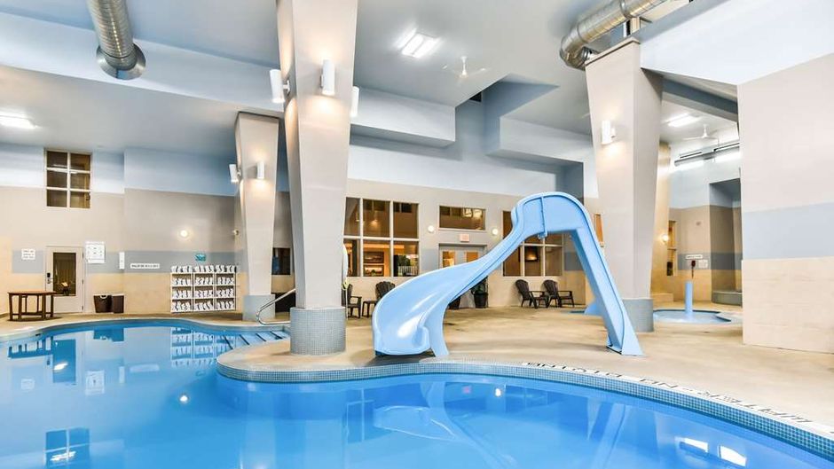 Comfort Inn & Suites Ambassador Bridge Pool