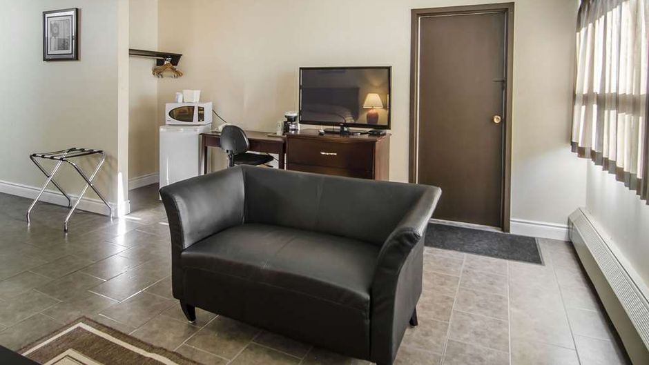 Econo Lodge Room