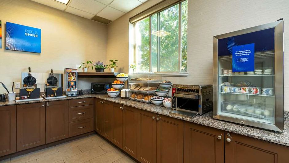 Comfort Inn & Suites Surrey Restaurant