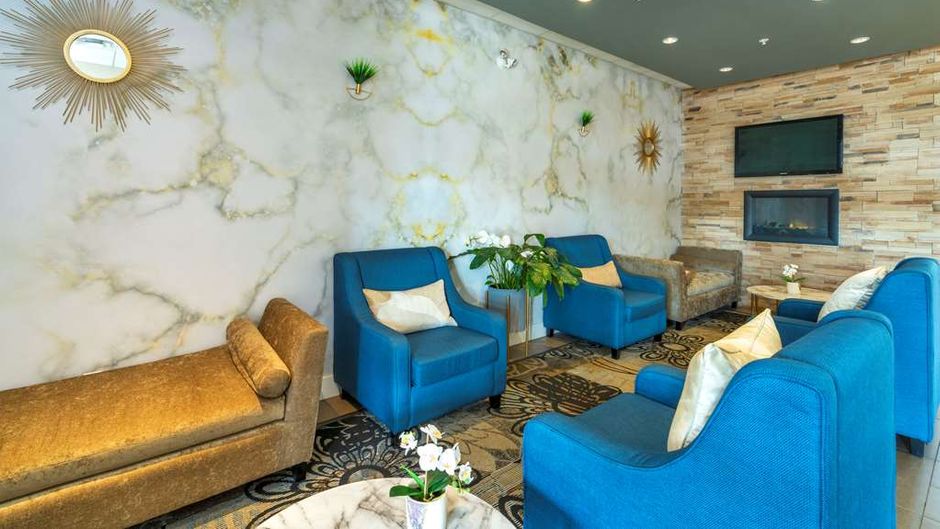Comfort Inn & Suites Surrey Lobby