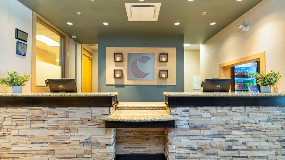 Comfort Inn & Suites Surrey Lobby