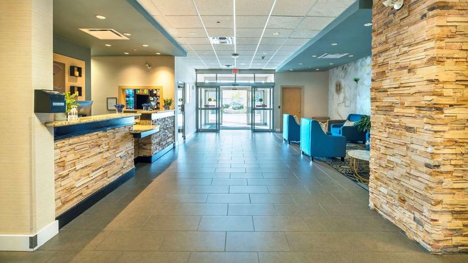 Comfort Inn & Suites Surrey Lobby