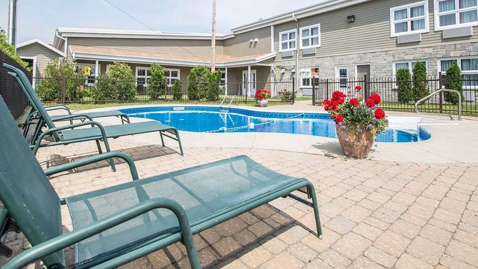 Econo Lodge Pool