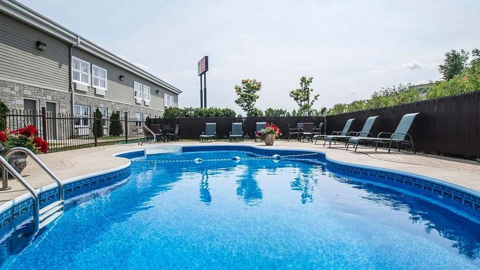 Econo Lodge Pool