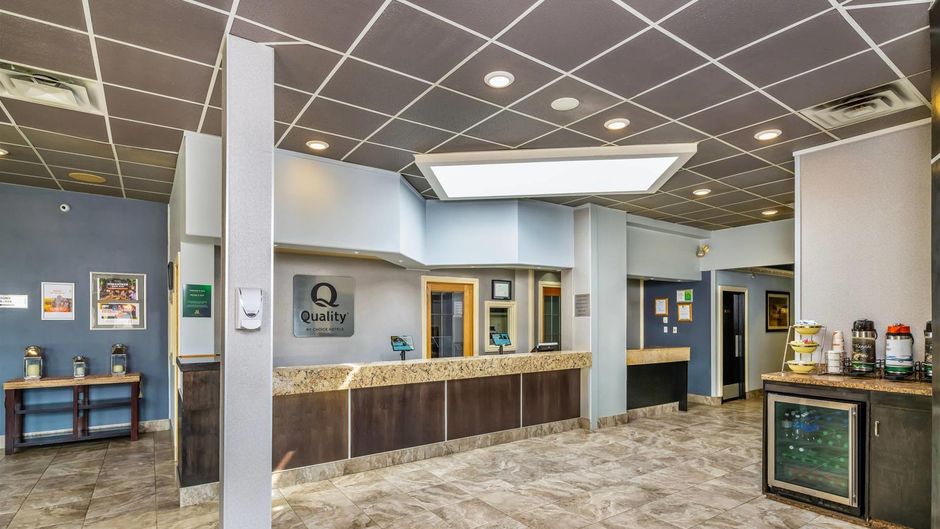 Quality Inn & Suites Lobby