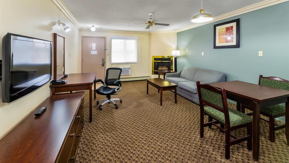 Quality Inn & Suites Suite