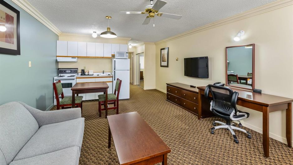 Quality Inn & Suites Suite