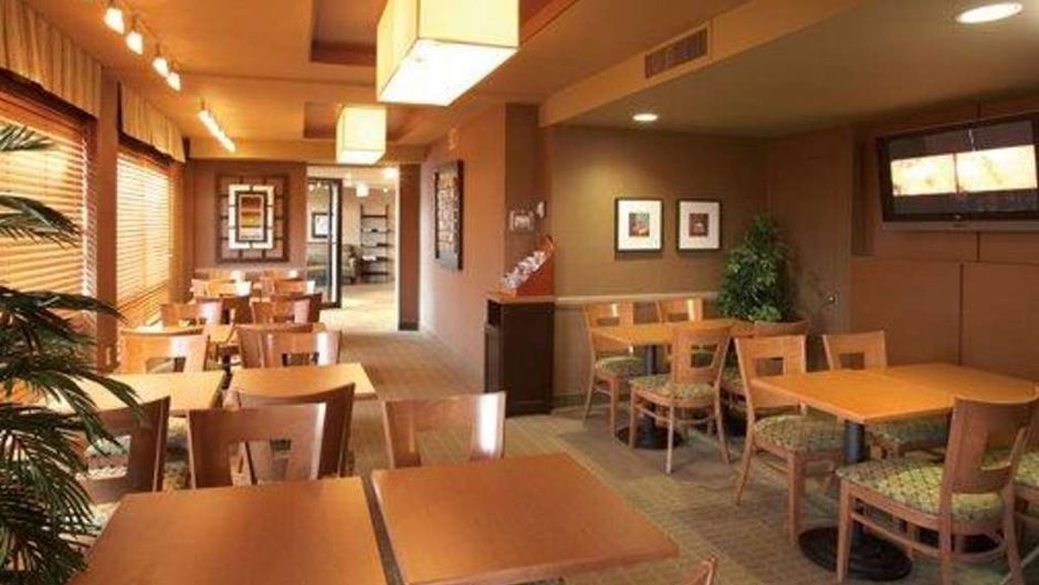 Quality Inn & Suites PE Trudeau Arpt Restaurant