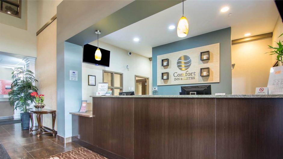 Comfort Inn & Suites Fort Saskatchewan Lobby