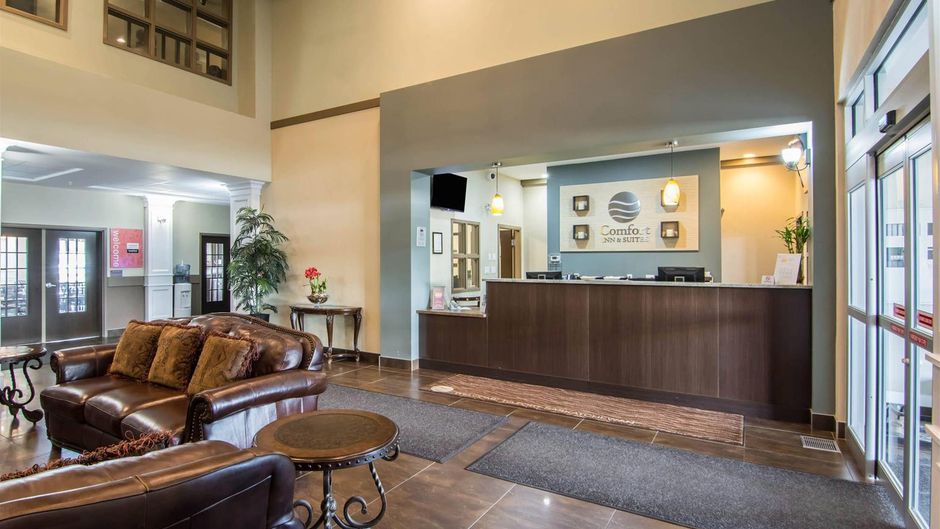 Comfort Inn & Suites Fort Saskatchewan Lobby