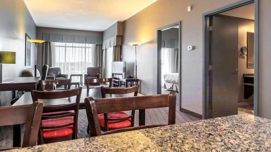 Quality Inn & Suites Suite
