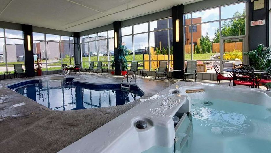 Quality Inn & Suites Pool