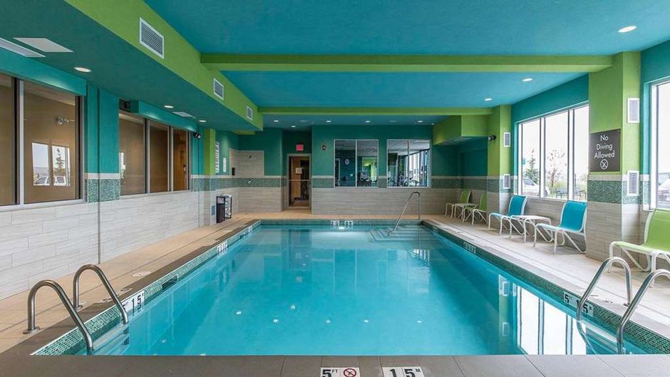 Comfort Inn & Suites Calgary Pool