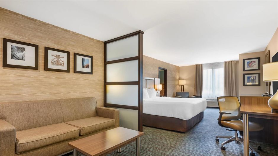 Comfort Inn & Suites Calgary Suite