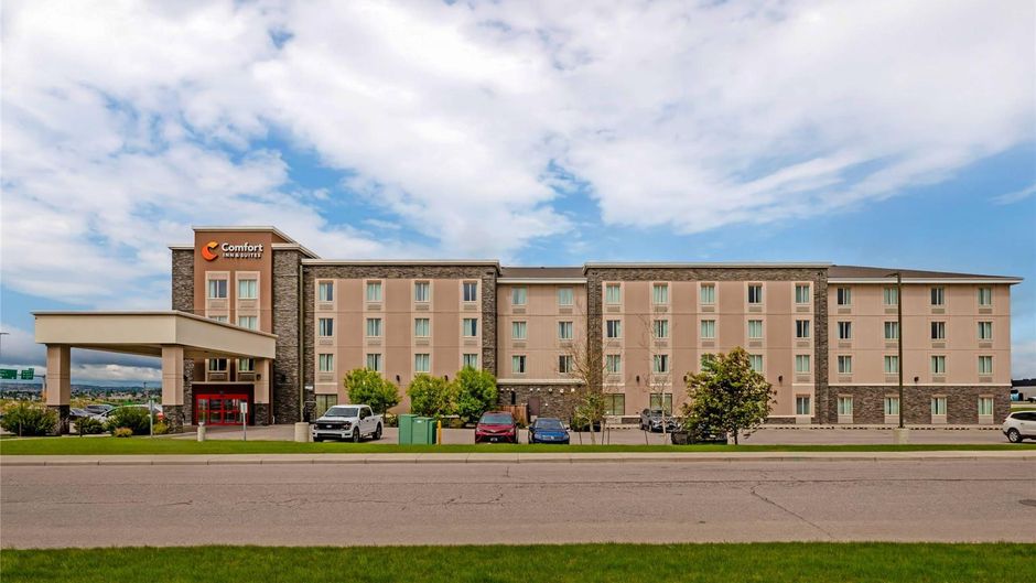 Comfort Inn & Suites Calgary Exterior