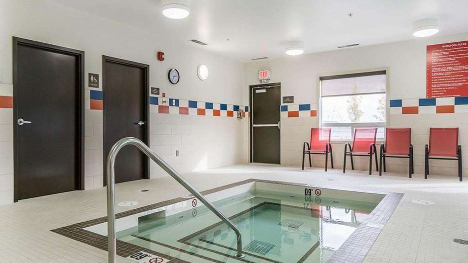 Comfort Inn & Suites Edmonton Intl Pool