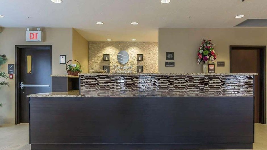 Comfort Inn & Suites Edmonton Intl Lobby