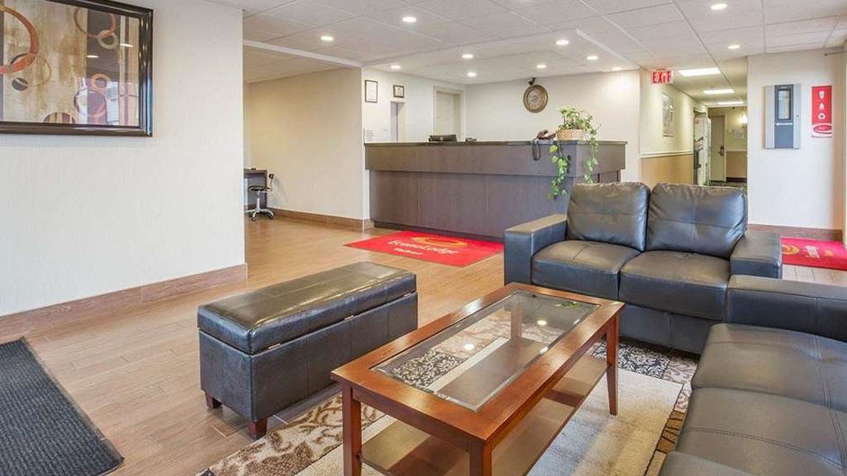 Econo Lodge Taber Lobby