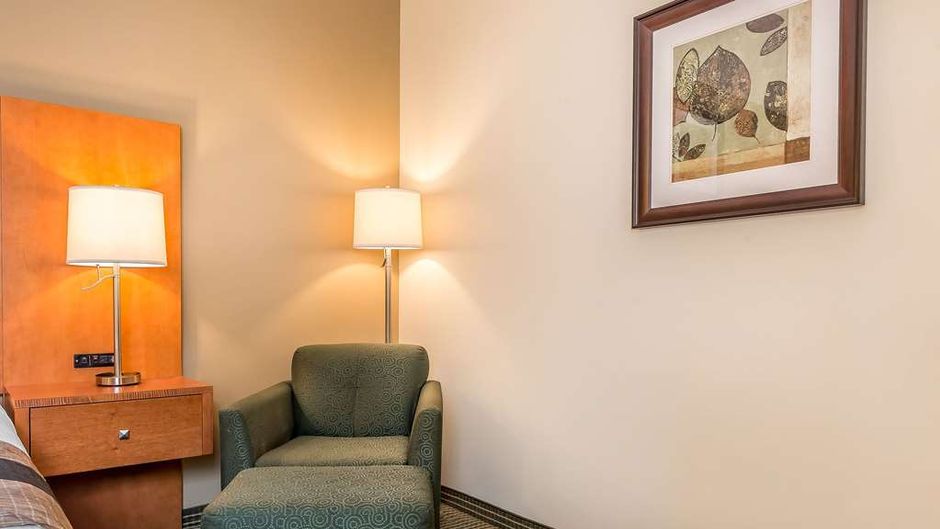 Quality Inn & Suites Hawkesbury Suite