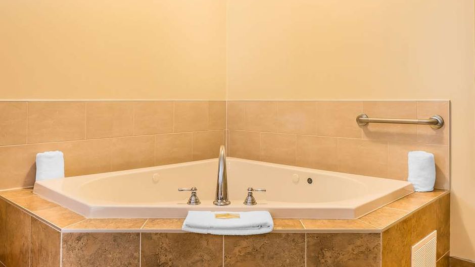 Quality Inn & Suites Hawkesbury Suite
