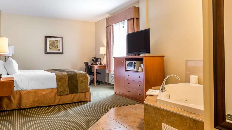 Quality Inn & Suites Hawkesbury Suite