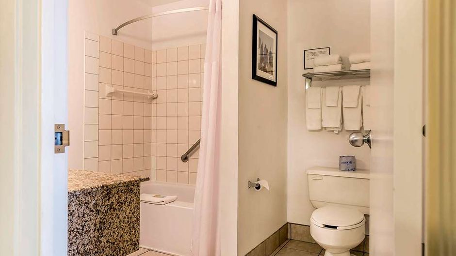 Quality Inn & Suites Hawkesbury Suite
