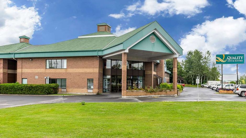 Quality Inn & Suites Hawkesbury Exterior