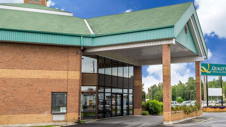 Quality Inn & Suites Hawkesbury Exterior