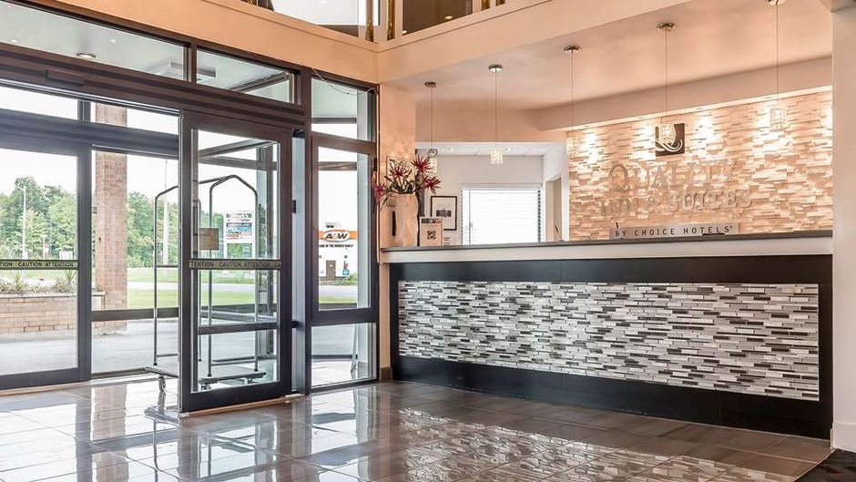 Quality Inn & Suites Hawkesbury Lobby