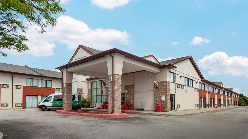 Quality Inn & Suites Mississauga Exterior