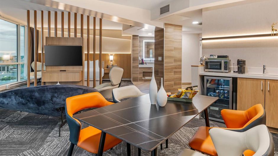 Clarion Inn Lakeside and Conference Ctr Suite