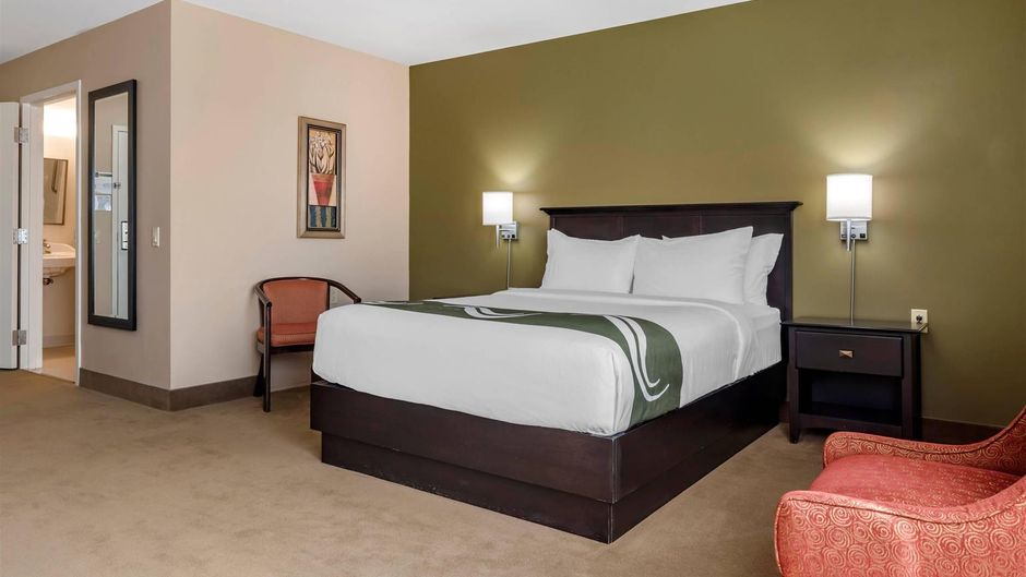 Quality Inn and Suites Quispamsis Room