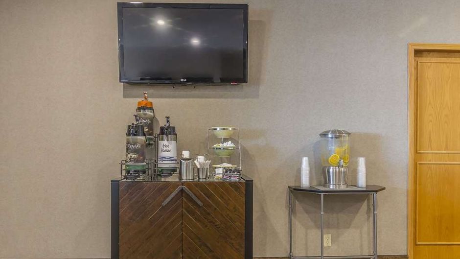 Quality Inn & Suites Saskatoon Lobby