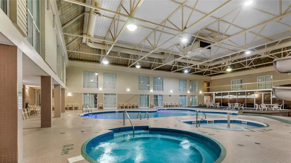 Clarion Hotel and Suites Brandon Pool