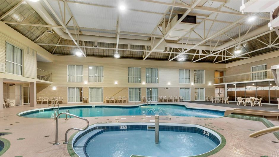 Clarion Hotel and Suites Brandon Pool