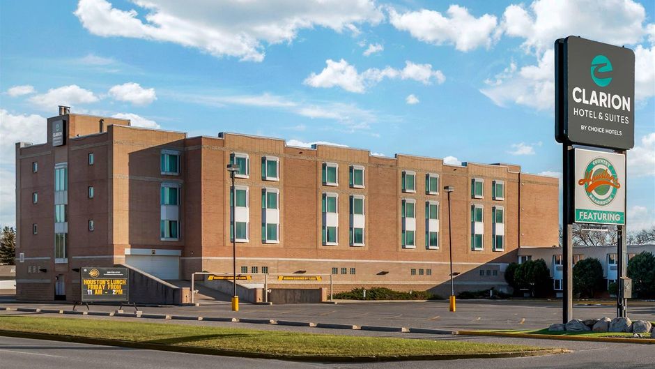 Clarion Hotel and Suites Brandon Exterior