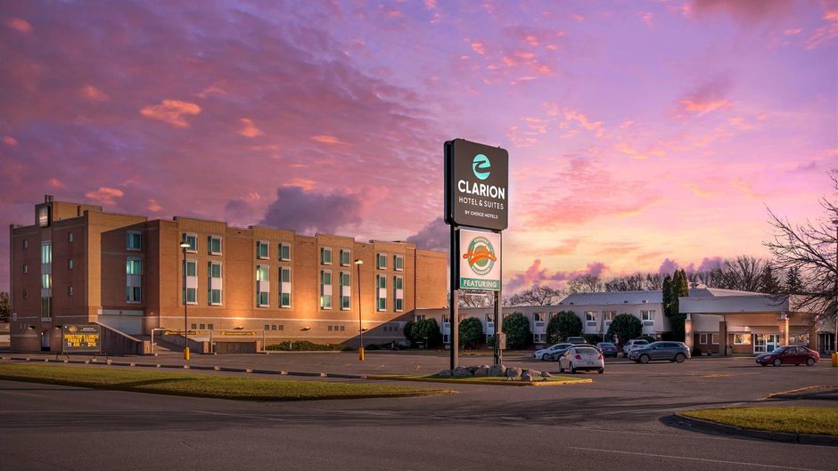 Clarion Hotel and Suites Brandon Exterior