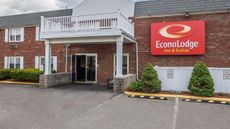 Econo Lodge Inn & Suites