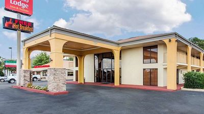 Econo Lodge Inn & Suites