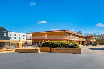 Econo Lodge Inn and Suites Macon West